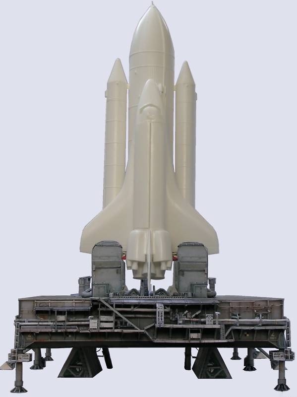 Space Shuttle Mobile Launcher Platform. Kartonmodellbausatz 1/144.