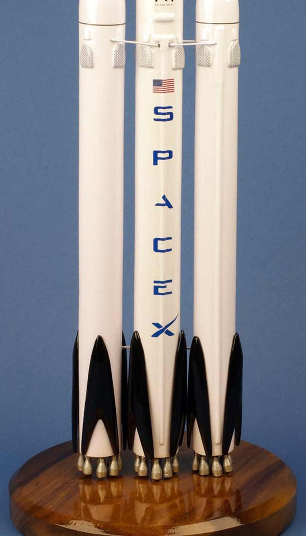 Space X FH Falcon Heavy. Fertigmodell  1/100.