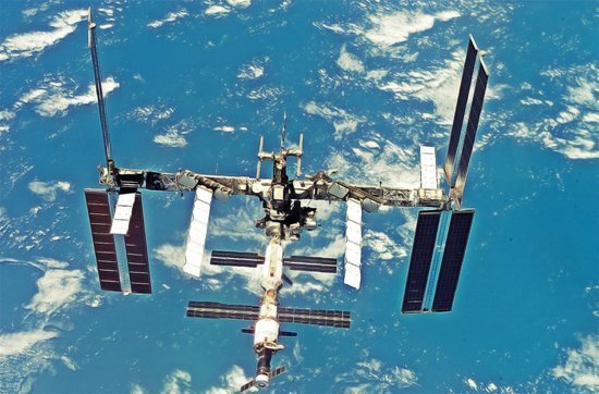 International Space Station (Phase 2007). 1/400  Dragon