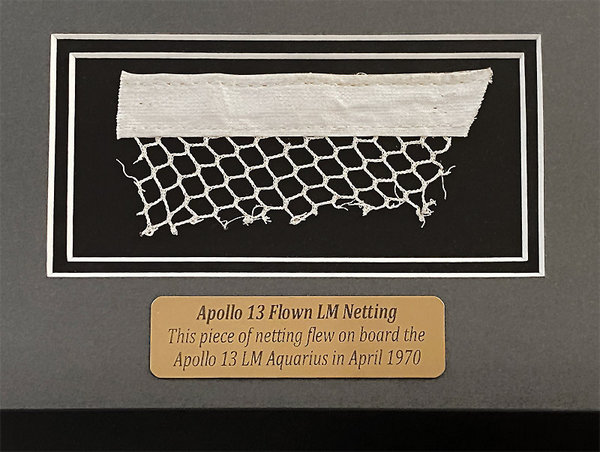 Apollo 13 Präsentation mit einem Stück Netz aus der Mondlandefähre Aquarius. Absolute Rarität;